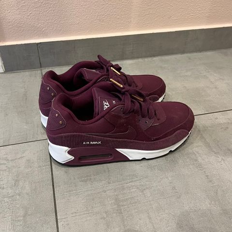 Nesten ubrukte Nike Air Max 90 i burgunderrød (dame)