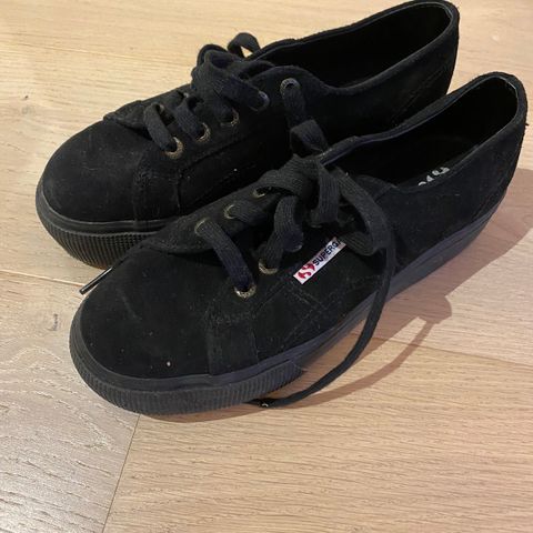 Superga i semsket skinn selges