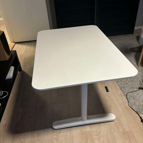 Selger IKEA skrivebord