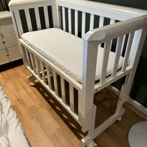 Troll bedside crib