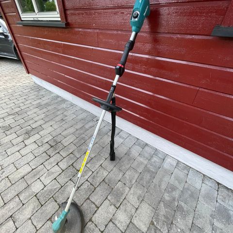 Makita DUR182 gresstrimmer med kniver