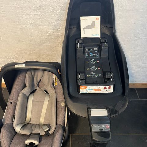 2 base and 2 car seat selling for good price.