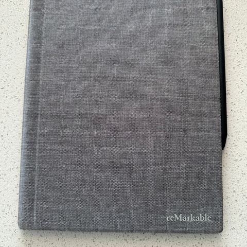 ReMarkable 2 med grey book folio og marker plus-penn