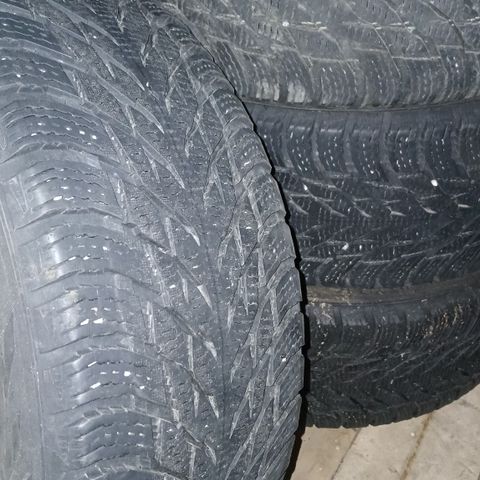 235 45 R18 Nokian piggfri 4stk