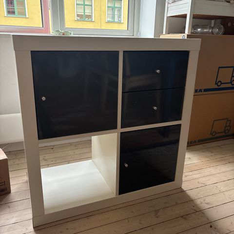 Hvit expedit fra IKEA, med to skap og to skuffer