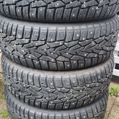 195/65R15 Nokian piggdekk