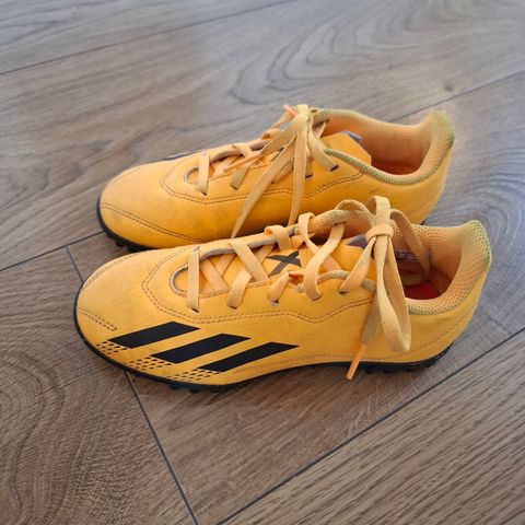 Adidas fotballsko str.32.