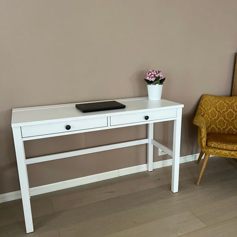 Hemnes skrivebord