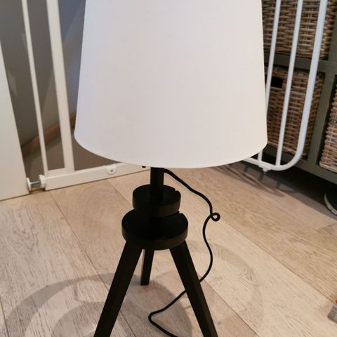 Pen lampe perfekt til bord eller kommoder selges.