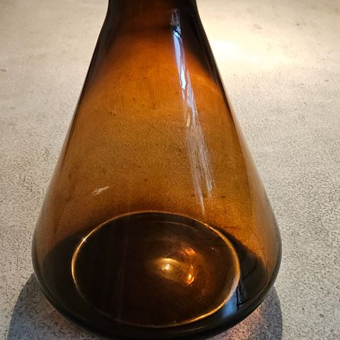 Brun kul vase