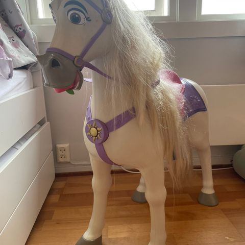 Stor Disney-hest som knegger og tygger eple