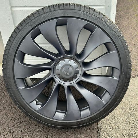 Model Y 21" Überturbine-felger og Nokian piggfrie vinterdekkpakke