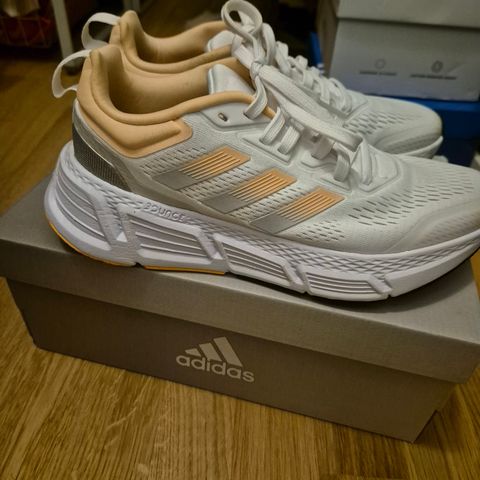 Adidas Questar til salgs