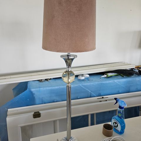 Høy bordlampe med skjerm