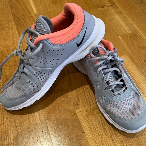 Lette joggesko fra Nike strl 37,5