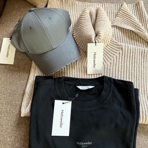 Holzweiler vest, caps og t-shirt selges