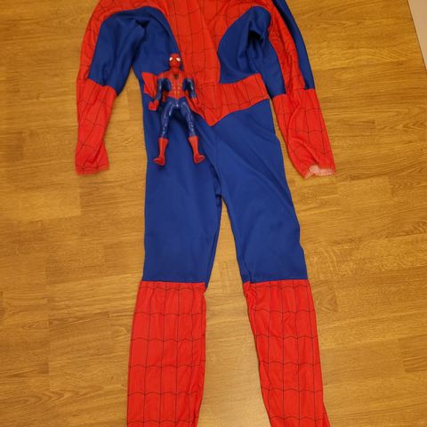 Spiderman drakt str 7år og figur gis bort