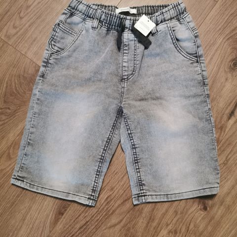 Helt nye shorts str 146