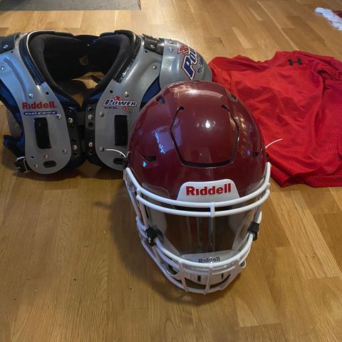 Speedflex hjelm med visor, pads, og treningstrøye