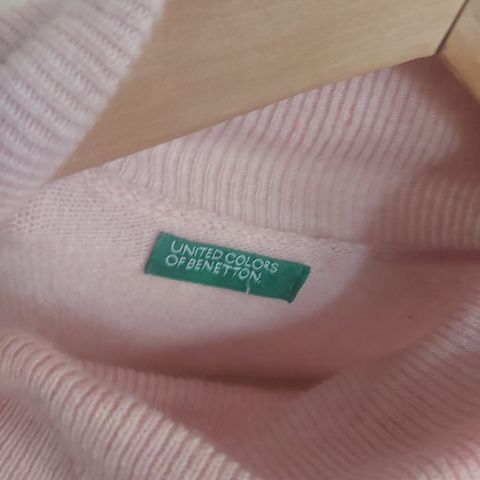 100% ULL. United Colors of BENETTON. Rosa Høyhalset fin genser.