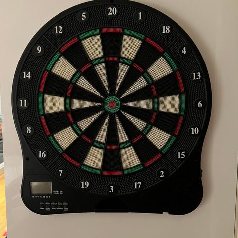 Elektronisk dartboard med 6 piler og tilbehør