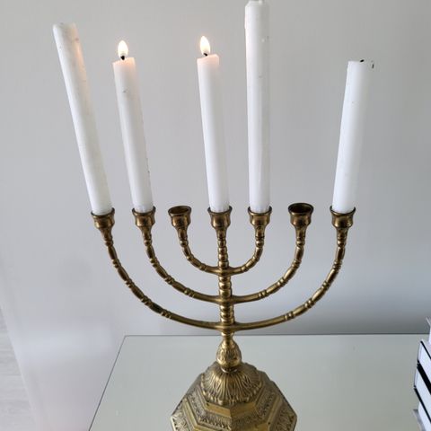 Syvarmet lysestake i messing - menorah