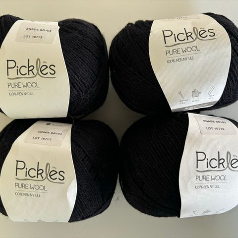 🧶 4 nøster (400g) svart Pickles Pure Wool