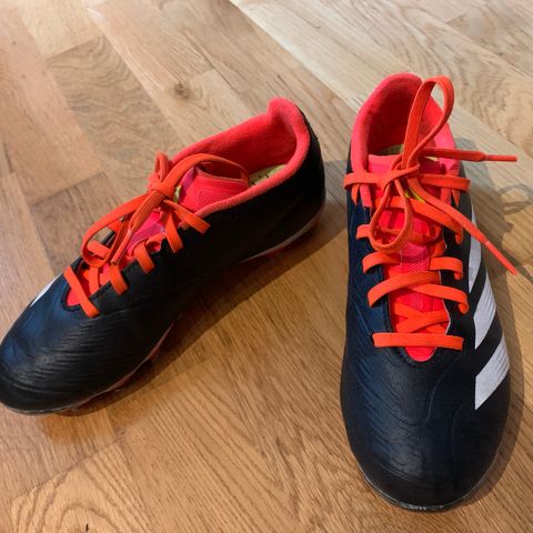 Adidas Predator fotballsko. Str 36 2/3. Brukt 3 ganger.