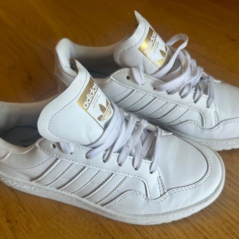 Hvite adidas sneakers