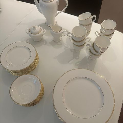 Royal bone China «Classic gold» finservise