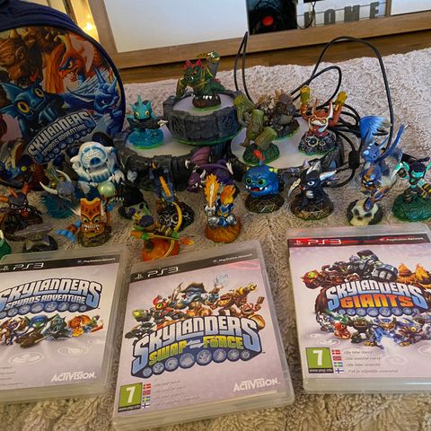 3 stk skylanders spill til ps + baser og figurer selges.