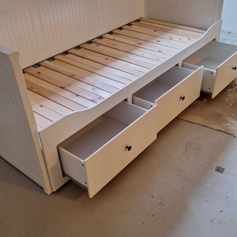 Hemnes (Ikea) 200x80. Lite brukt. Uten madrass