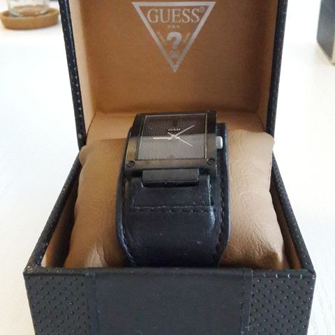 Guess klokke med skinnreim og boks