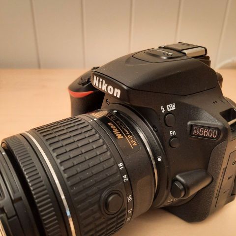 Nikon D5600  24 megapixsler m/2 objektiver.