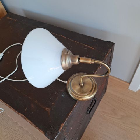 Vegglampe med glasskjerm