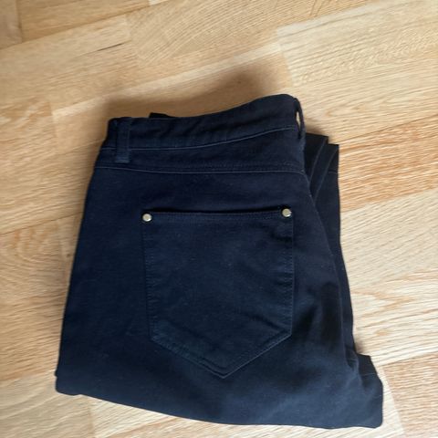 H&M stretch skinny jeans, behagelig flatterende snitt, kun brukt noen få ganger.