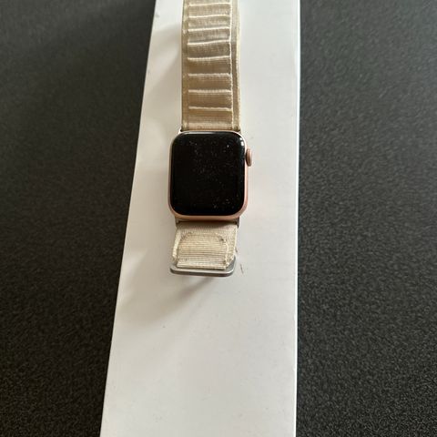 Apple Watch series 4 pink