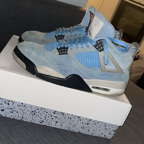 Jordan 4 UNC