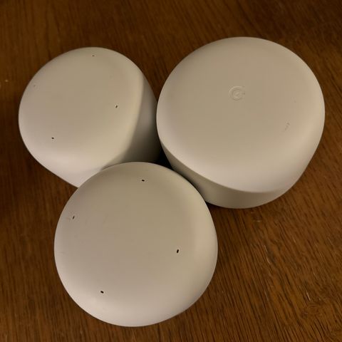 Google Nest Wifi - Mesh nettverk med router og to nettverkspunkt