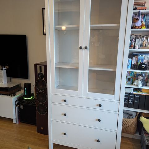 Hemnes Vitrineskap (reservert)