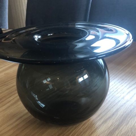 Sort Magnor vase boblen av Finn Schjøll 21 cm. 450kr