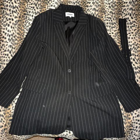 Svart pinstripet blazer i str 42 fra Weekday med Belte