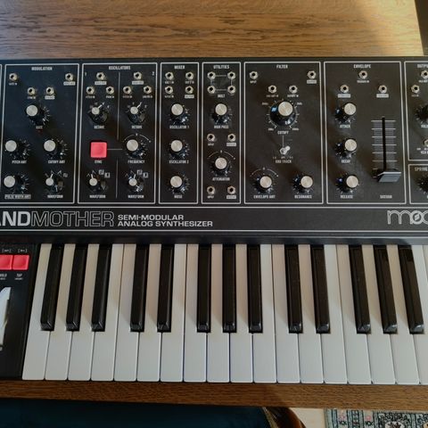 Moog Grandmother Dark (Som ny).