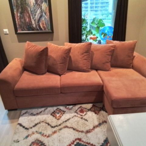 oransje sofa.