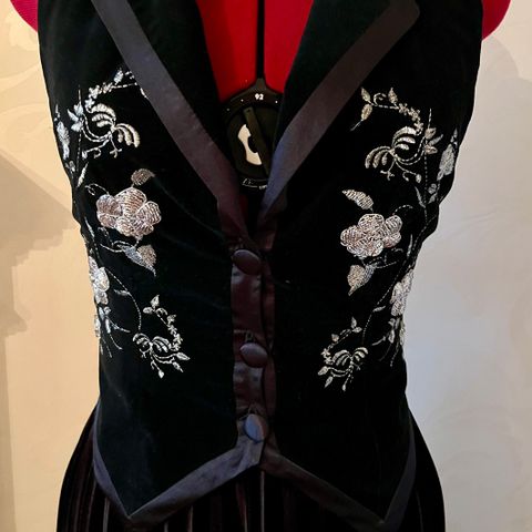 Unik og flott Glam halterneck vest fra VILA, str. S