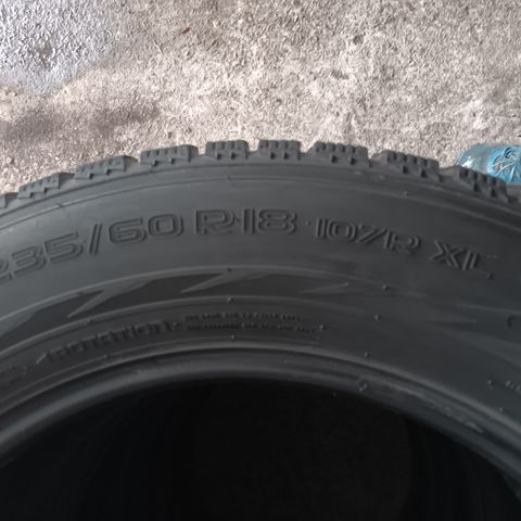 235/60R18 vinterdekk /HELÅRS DEKK