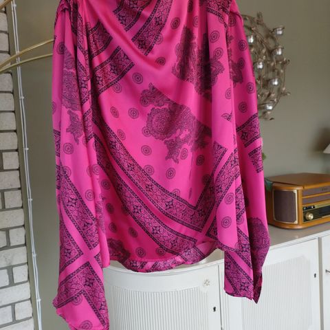 Nydelig drapert fuksia rosa bluse med svart mønster