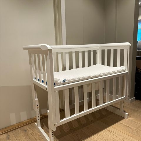 Troll bedside crib