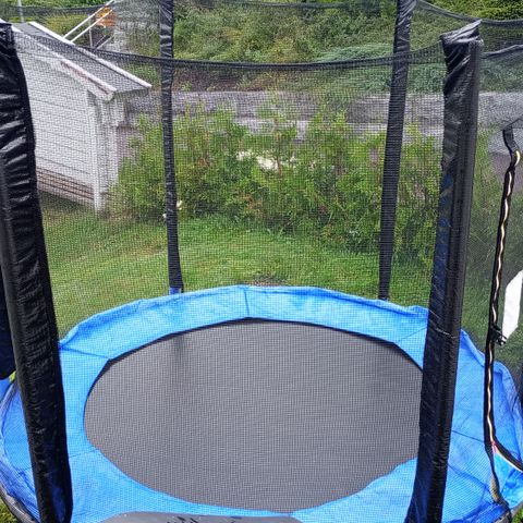 Hel og solid trampoline.