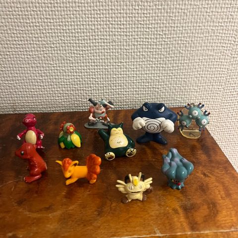 Gamle pokemon figurer selges samlet